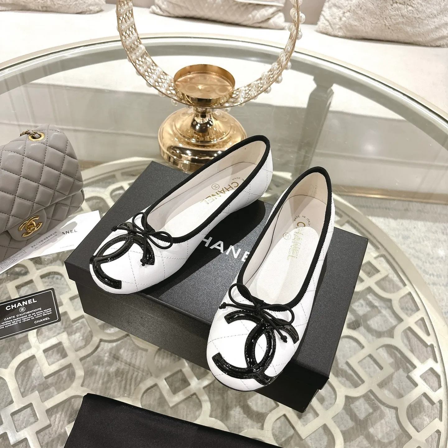 👟👟Ex-factory price 540👟👟 [Purchase-level quality] CHANEL Xiaoxiang 25/A new summer bow-tie shoes 💃 This pair of "dancing shoes" is really breathtakingly beautiful! Made of cowhide fabric + exquisite electric embroidery, every detail exudes a sense of high-end ~ classic bow design, Italian genuine leather sole, comfortable and elegant on the feet, a perfect must-have for fairies!  🌟 All counters are from the same source! All materials are customized according to the original 1:1, and are developed and patterned from genuine products. The quality is absolutely assured ~ a classic that must be bought every year, a versatile artifact that looks great whether paired with skirts or jeans!  💖 The perfect finishing touch for summer outfits, sisters, just do it! 👉 Fabric: Imported sheepskin Lining: Imported sheepskin Outsole: Private molded outsole Size: 35-40 Leather surface